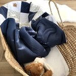Patchwork beige et bleu présenté en couverture bébé dans un couffin et montrant lautre face unie en double-gaze marine