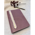 Protège-carnet en cuir de veau parme lisse et son marque-page en tissu fleuri et doré et e
