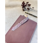 détails dos du marque-page entièrement fleuri liberty sur le protège-carnet