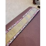 détails du marque-page: tissu fleuri vieux rose et vert sur fond blanc et ruban doré, piqûre contrastante prune sur doré