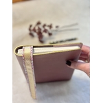 vue des tranches dorées du protège-carnet en cuir parme et du marque-page en tissu liberty