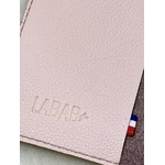 Détails du rabat en cuir grainé rose pâle avec ruban tricolore cousu et marquage à chaud du logo LABAB