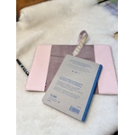 Dos du carnet décriture Feel Good posé sur le protège-carnet en cuir LABAB ouvert