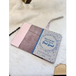 Cahier fourni: Mon carnet carnet Feel Good préfacé par Florence Servan Schreiber posé sur le protège-carnet en cuir ouvert