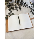 Protège-carnet en cuir et notebook présentés ouverts avec vue sur les pages lignées-LABAB