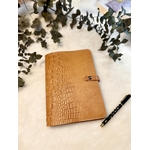 Vue densemble du protège-carnet en cuir LABAB fermé montrant leffet crocodile en relief