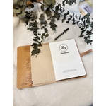 Protège-carnet ouvert avec le note book fourni, vue du rabat en cuir avec ruban tricolore et logo LABAB marqué à chaud