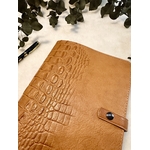 Détails motif en relief du cuir camel imitation crocodile et coutures ton sur ton
