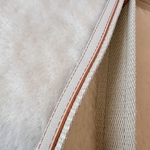 gros plan sur tranche cuir teintée sur mesure rouille de la bandoulière