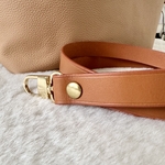 bandoulière en cuir avec filet décoratif,  mousqueton et rivet en laiton