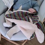 bébé avec doudou souvenir fait à partir du tee-shirt sentimental