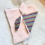 doudou oreilles bi face tissu souvenir rayé multicolor et tissu teddy rose