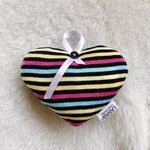 coussin coeur confectionné avec tissu & bouton du tee-hirt souvenir