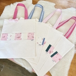 4 tote bags  uniques confectionnées avec des tissus et dentelles souvenirs de l'arrière grand mère