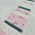 assemblage tissus souvenirs rose fleuri et broderie anglaise avec tissu neuf uni vert en bande décorative