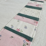 détails transformation textiles souvenirs  rose fleuri, blanc fleuri, dentelle anglaise avec vert uni en patchwork