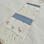 gros plan transformation tissus blanc fleuri, broderie anglaise et bleu à pois blanc en bande patchwork