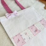 tote bag enfant 1 avec noeud en tissu rayé et bande patchwork tissus anciens rose  et blanc