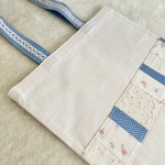 tote bag enfant 3 bande patchwork bleu et blanc et anses bleu et dentelle upcyclée