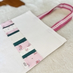 sac 2 bande patchwork rose vert et blanc avec anses rose foncé et dentelle blanche