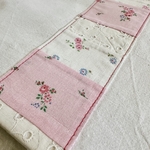 zoom tissus souvenirs fleuris rose et blanc cousus en bande patchwork