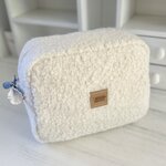 trousse sur mesure en teddy bouclé vue de face avec noeud tissu sur la tireete