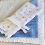 tissu souvenir fleuri posé avec les autres fournitures de la future création