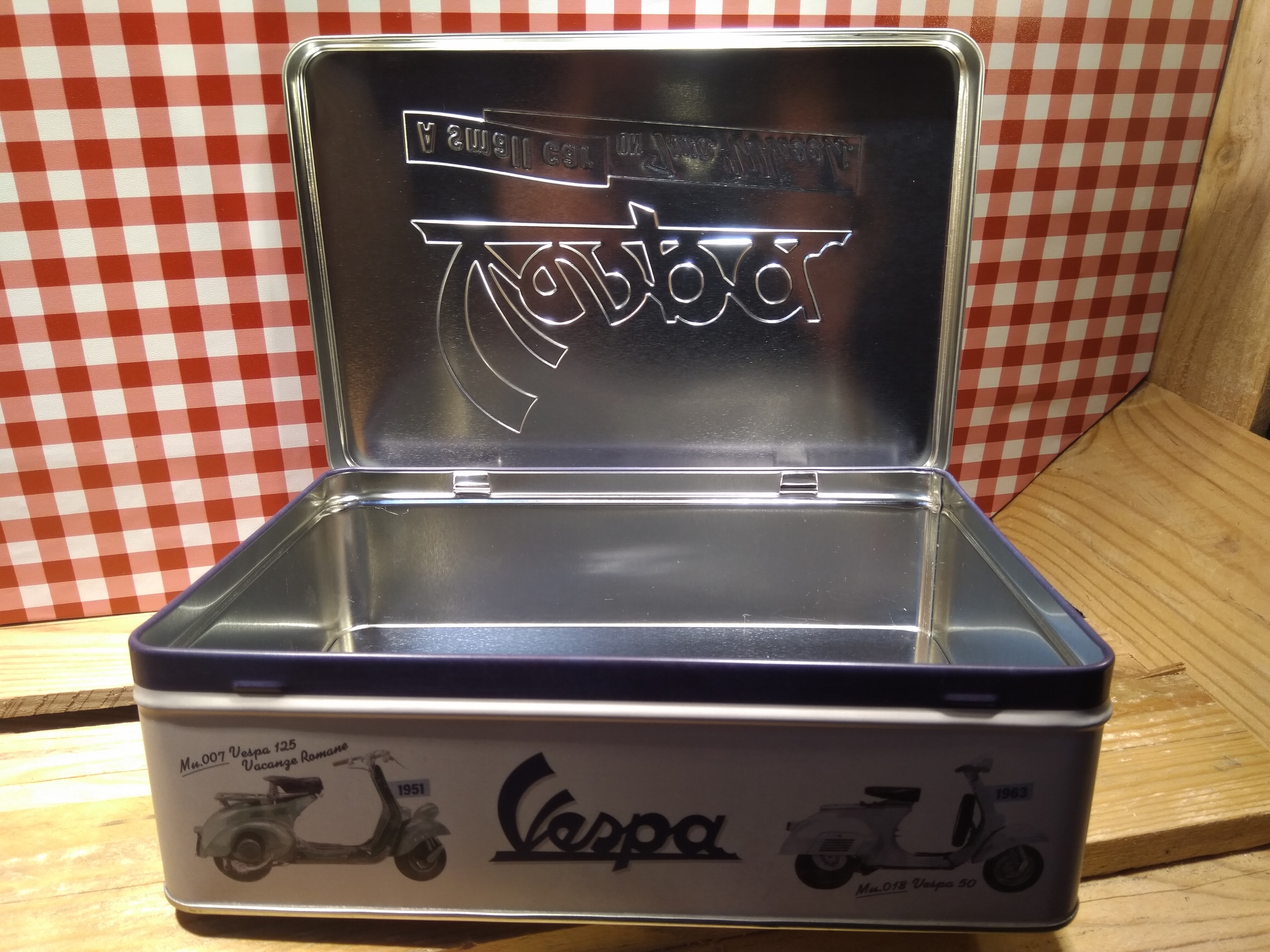 Grande boîte rectangulaire en métal Vespa et ses bonbons rétro 70-80