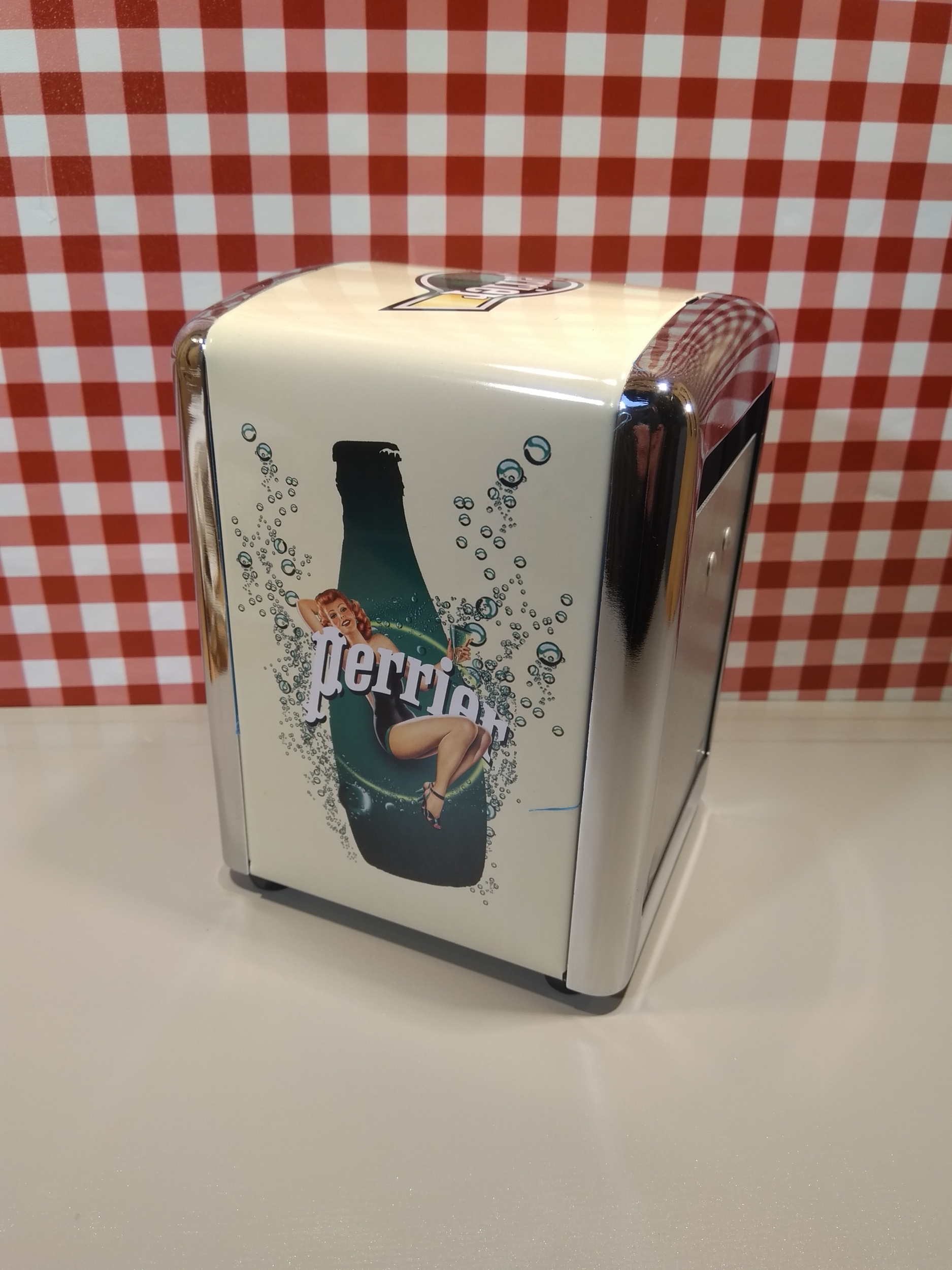 distributeur de serviette publicitaire perrier