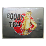 plaque-style-bombardier-pin-up-booby-trap-tole-40x30cm-metal