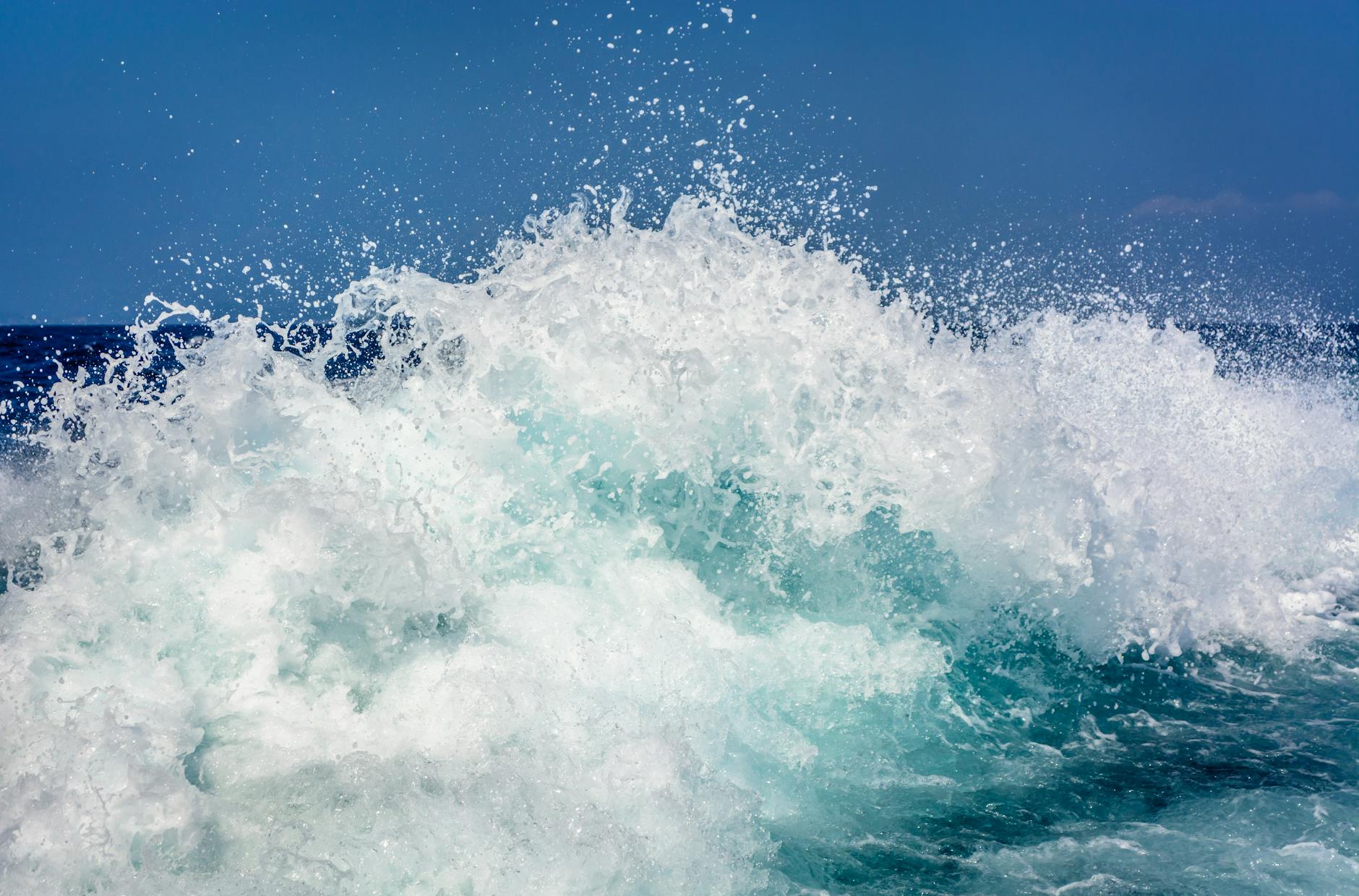 ruee vers les vagues blanches et bleues