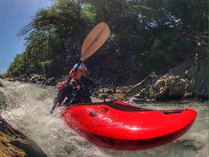 Résultat de recherche d'images pour "gif kayakiste fait des chandelles en eau vive"