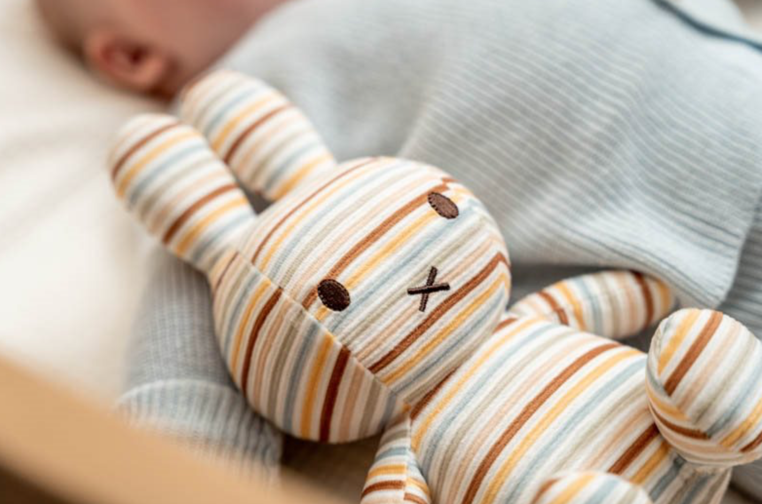 Peluche Miffy stripe all over lifestyle