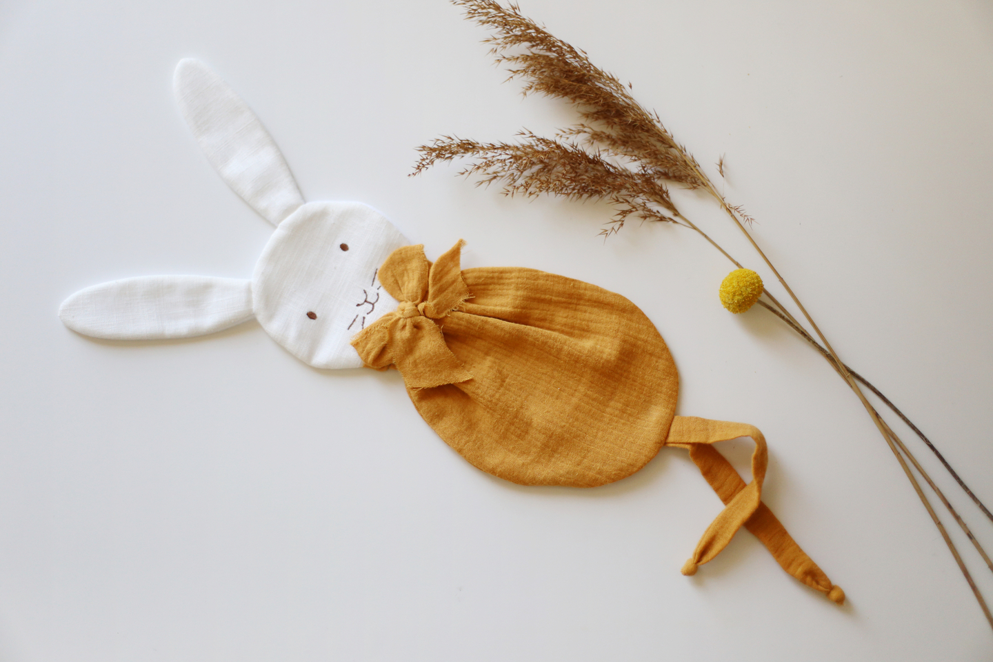Doudou plat à noeud, oreille de lapin et attache tétine en coton bio et  polaire tout doux, Handmade in France