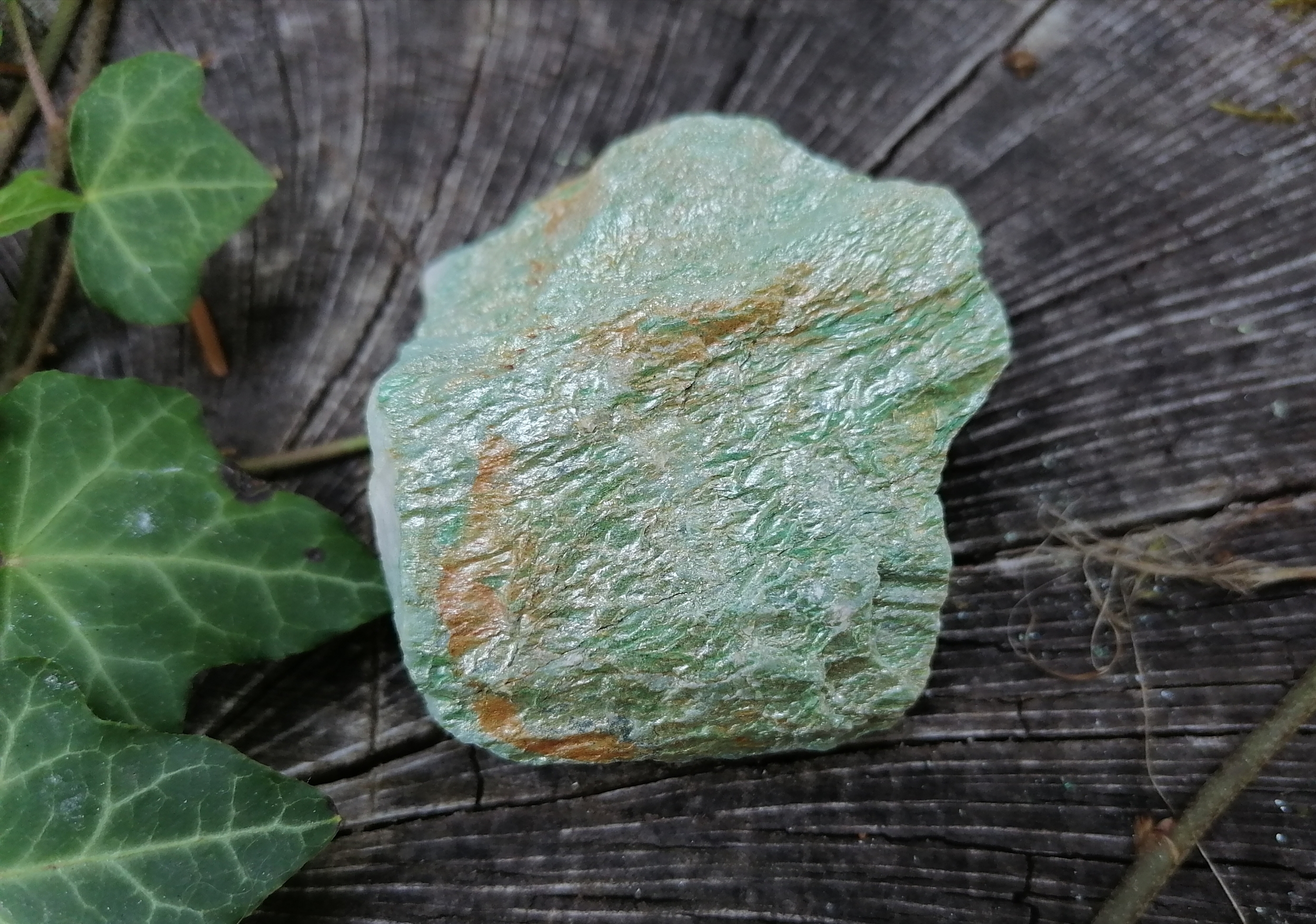 Fuchsite-pierre-brute-mineraux-boutique-de-mineraux-lithotherapie-bienfait-herboristerie