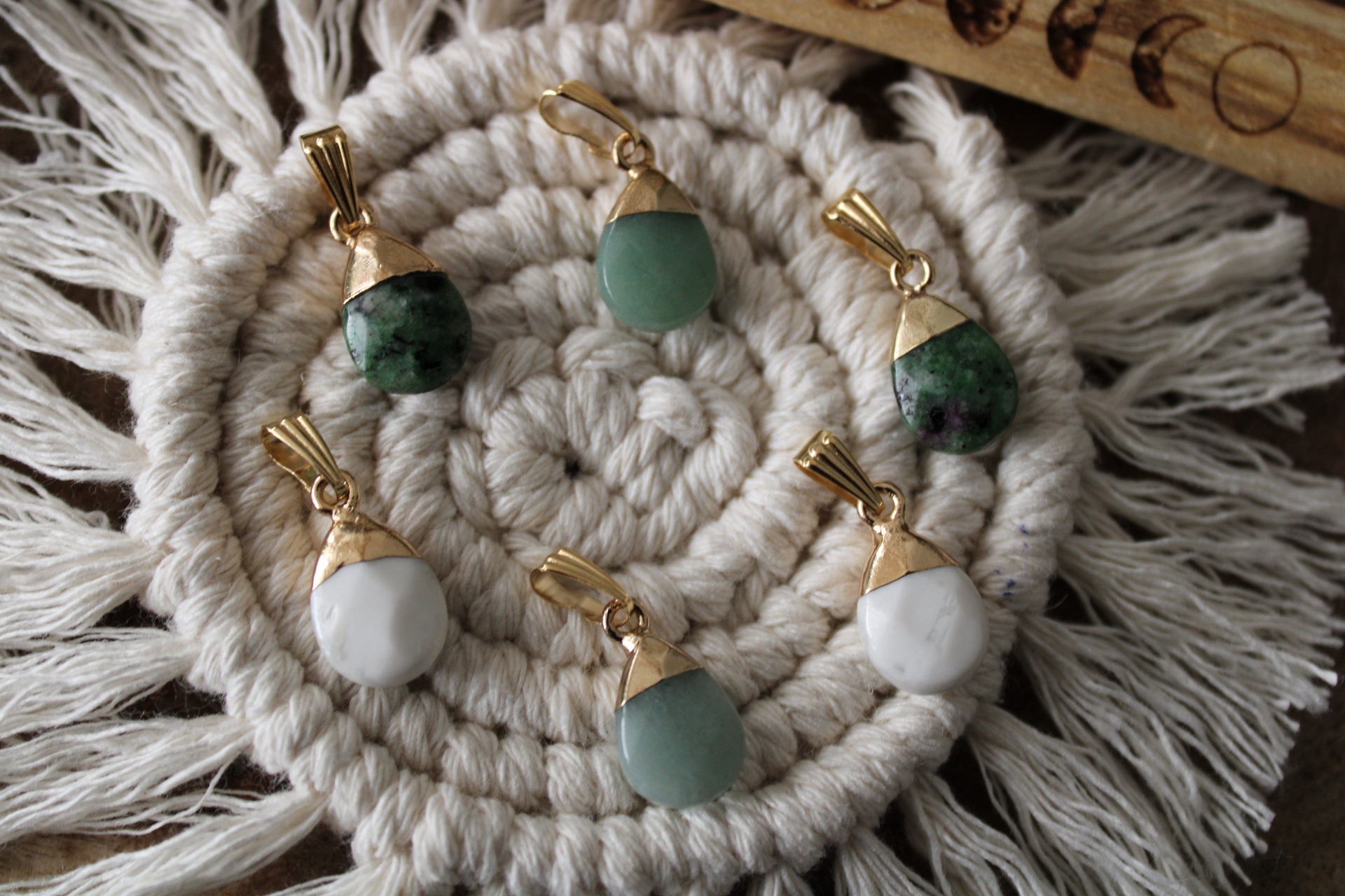 pendentif-goutte-pierres-naturelles-howlite-aventurine-zoisiterubis