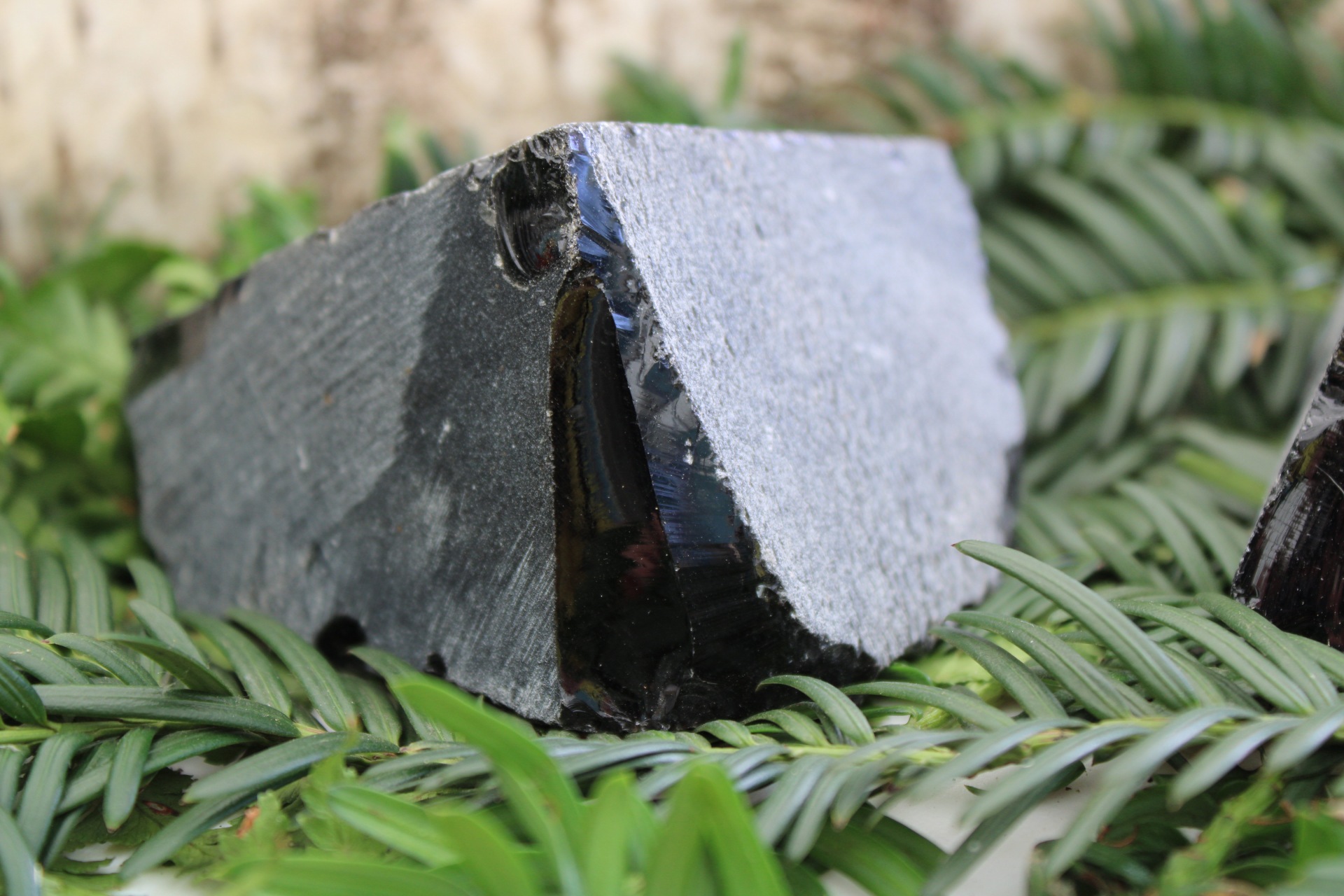 obsidienne-pierre-brute-mineraux-protection