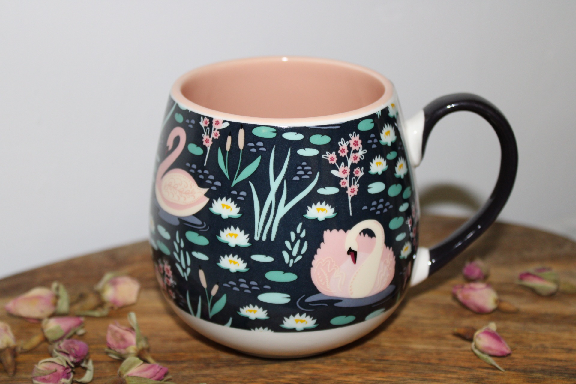 mug-cygnes-rose-design-porcelaine