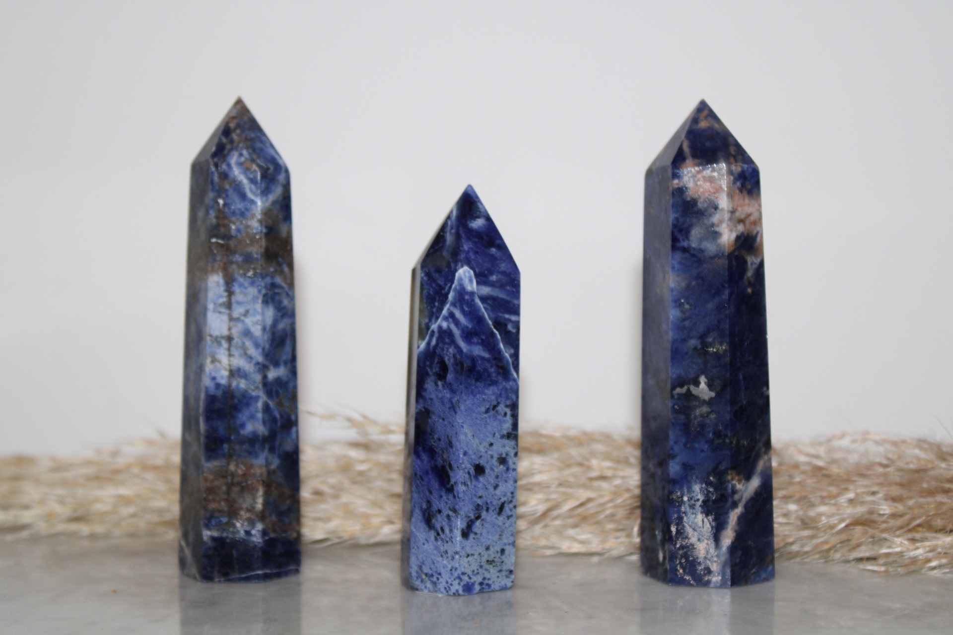 obelisque-pointe-sodalite-mineraux