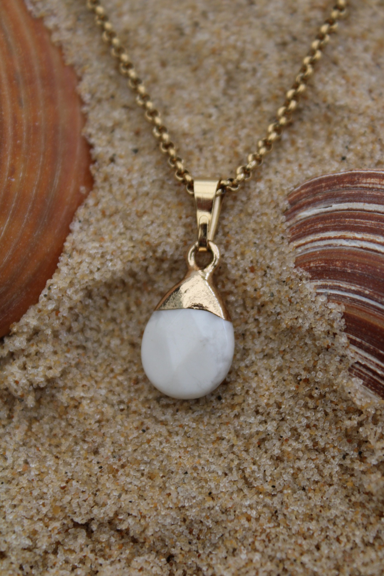 chaine-doree-pendentif-goutte-howlite