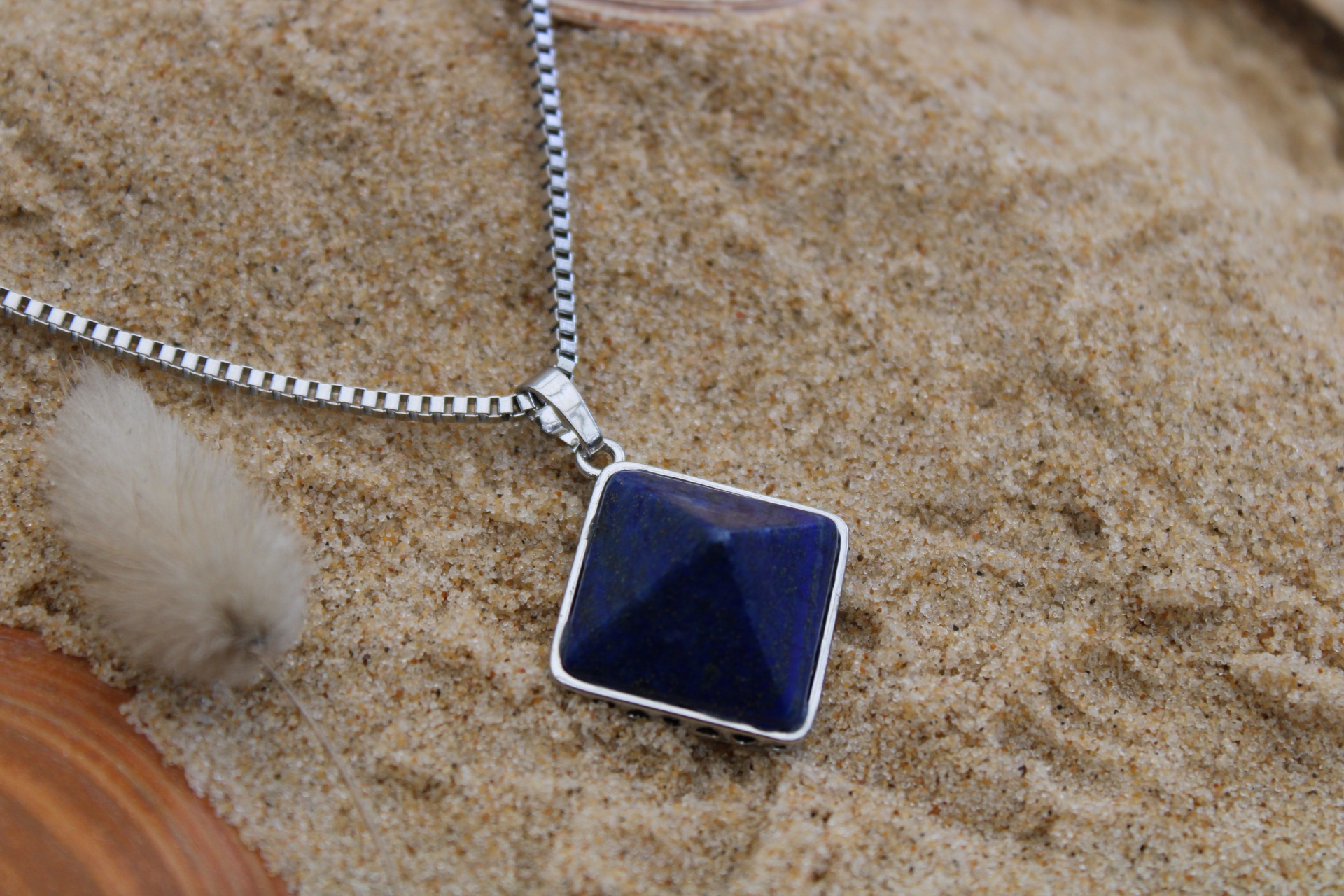 collier-pendentif-pyramide-lapis-lazuli-1