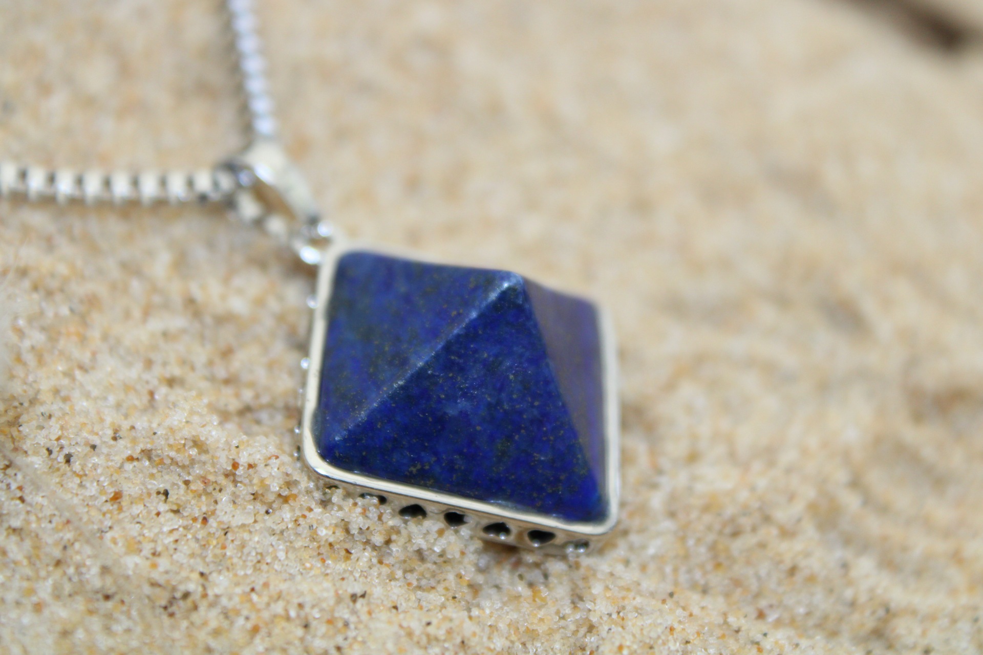 collier-pendentif-pyramide-lapis-lazuli