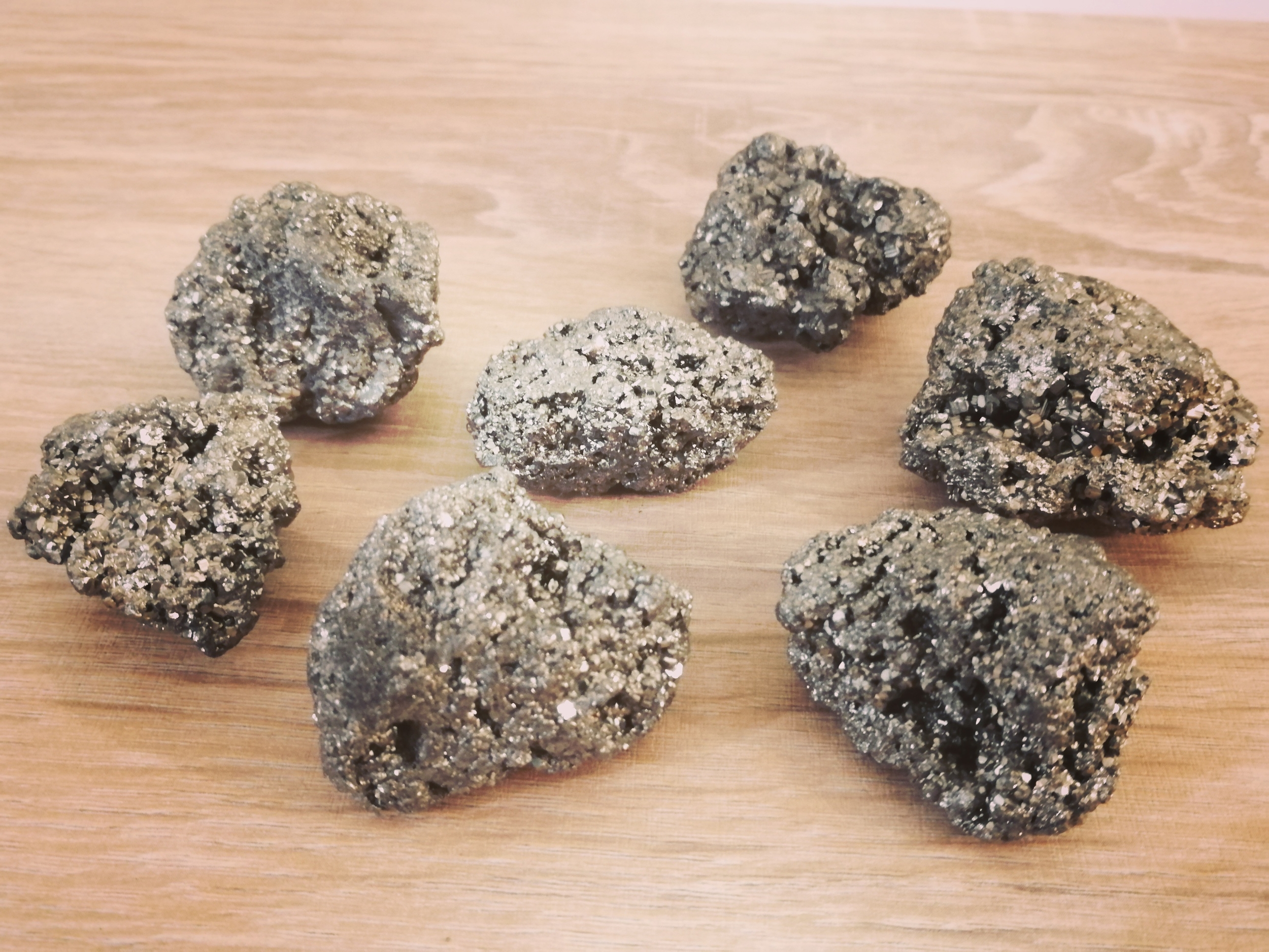 pyrite-pierre-brute-lithotherapie-herboristerie-bienfait-mineraux