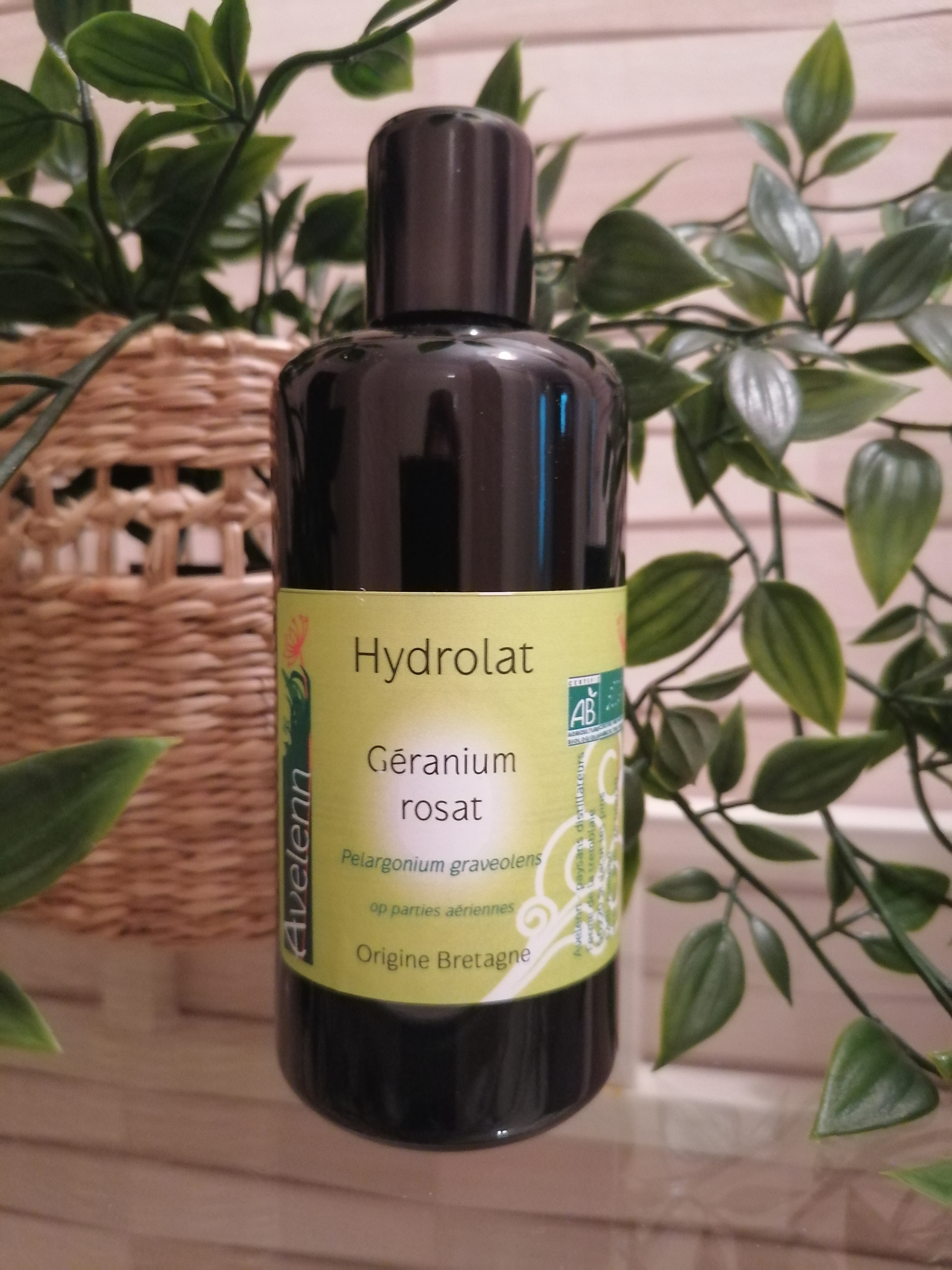 hydrolat-eau-florale-geranium-rosat-bio-avelenn-herboristerie