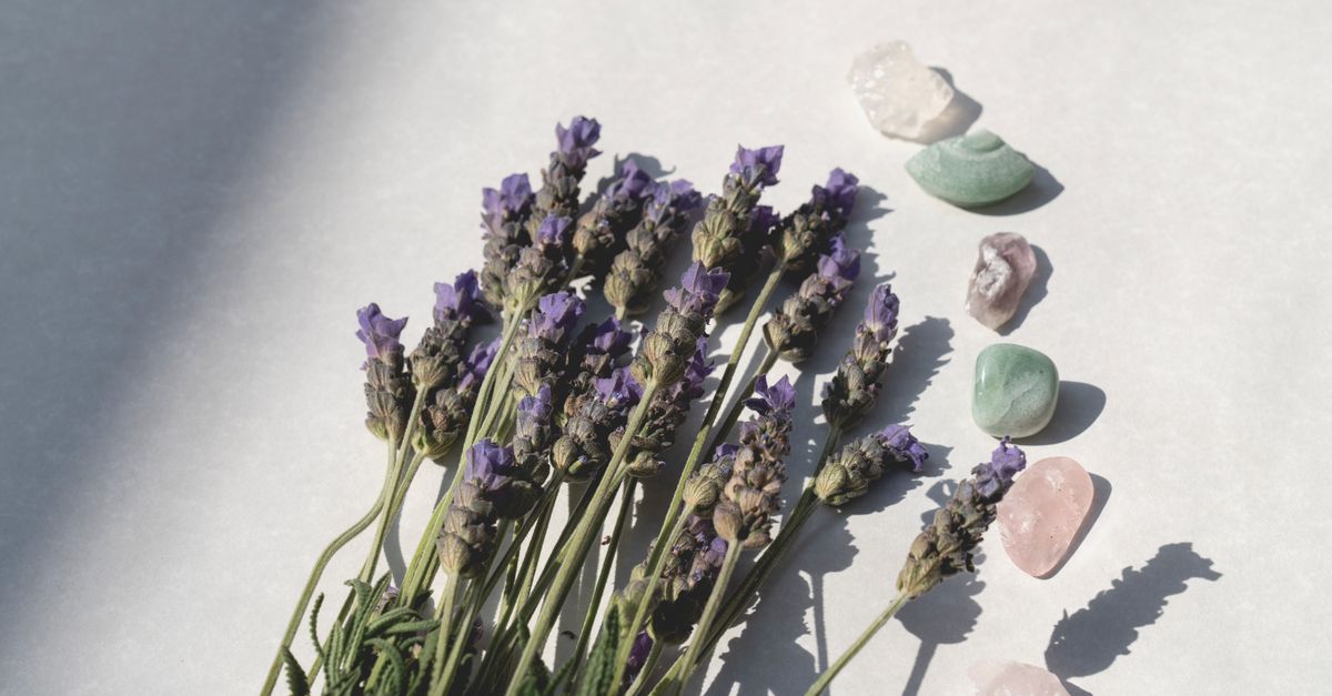 fleurs de lavande et pierres de guerison sur une surface symbolisant la tranquillite et l equilibre spirituel