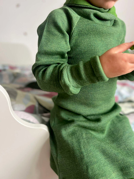 manymonths-natwool-sweatertunicdress-ffgreen-sitting-ls-web-l