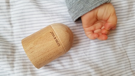 main bébé et shaker cylindre