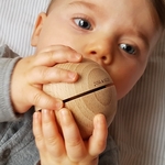 visage bébé avec grande boule sonore