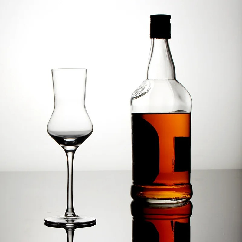 verre-tulipe-avec-bouteille-whisky