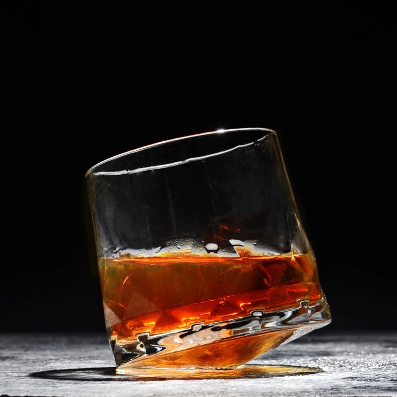 verre-whisky-rotatif-fond-noir